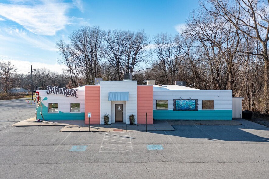 Primary Photo Of 840 S Broad St, Griffith Restaurant For Sale