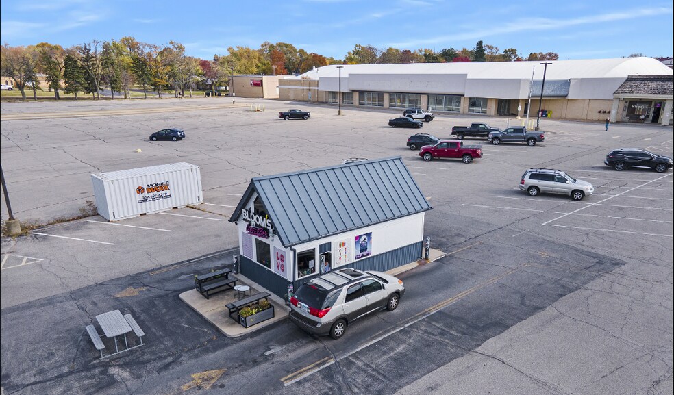 More Photos Of 1209 Towanda Ave, Bloomington General Retail For Sale