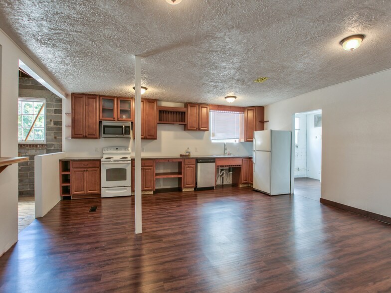 More Photos Of 765 E Washington St, Monticello Auto Repair For Sale