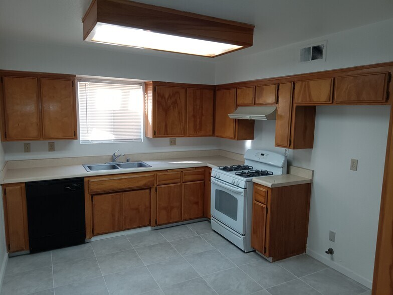 More Photos Of 2126 O St, Bakersfield Multifamily For Sale