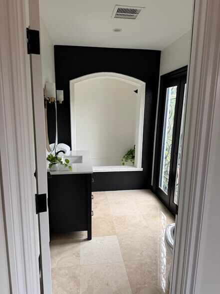 More Photos Of 1301 N Beverly Dr, Beverly Hills Specialty For Sale
