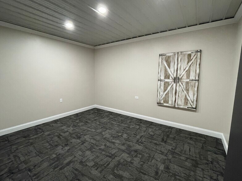 More Photos Of 1655 Plett Rd, Cadillac Office Residential For Lease