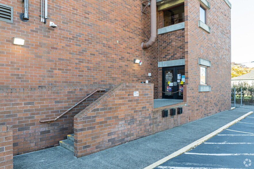 More Photos Of 7201 N Interstate Ave, Portland Medical For Sale