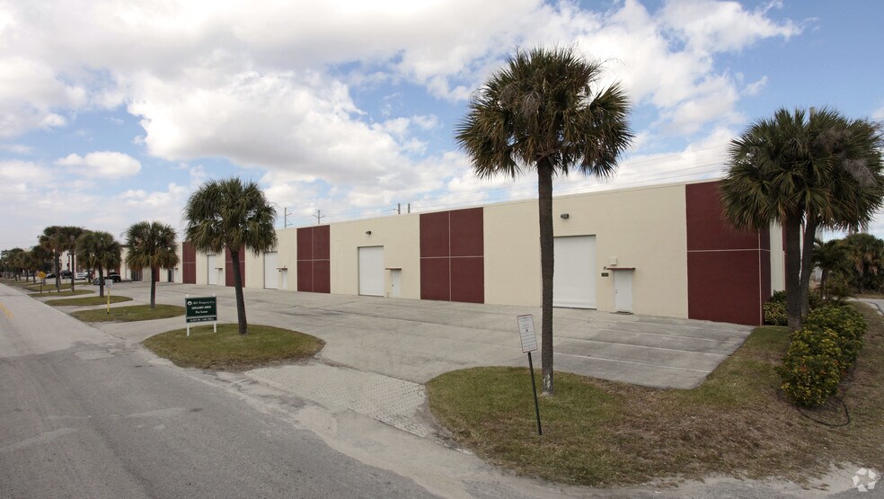 More Photos Of 1307 Hill Ave, Mangonia Park Warehouse For Sale