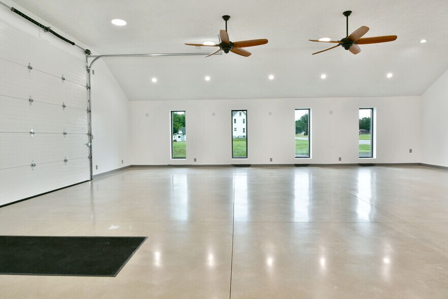 More Photos Of 3019 Parkman Rd NW, Warren Flex For Sale