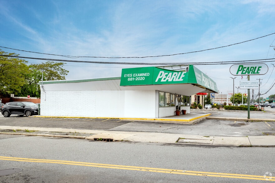 More Photos Of 328 N Broadway, Jericho General Retail For Sale