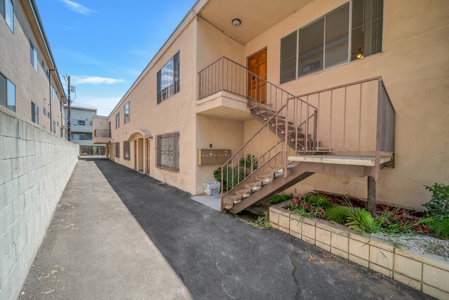 More Photos Of 2470 Purdue Ave, Los Angeles Apartments For Sale
