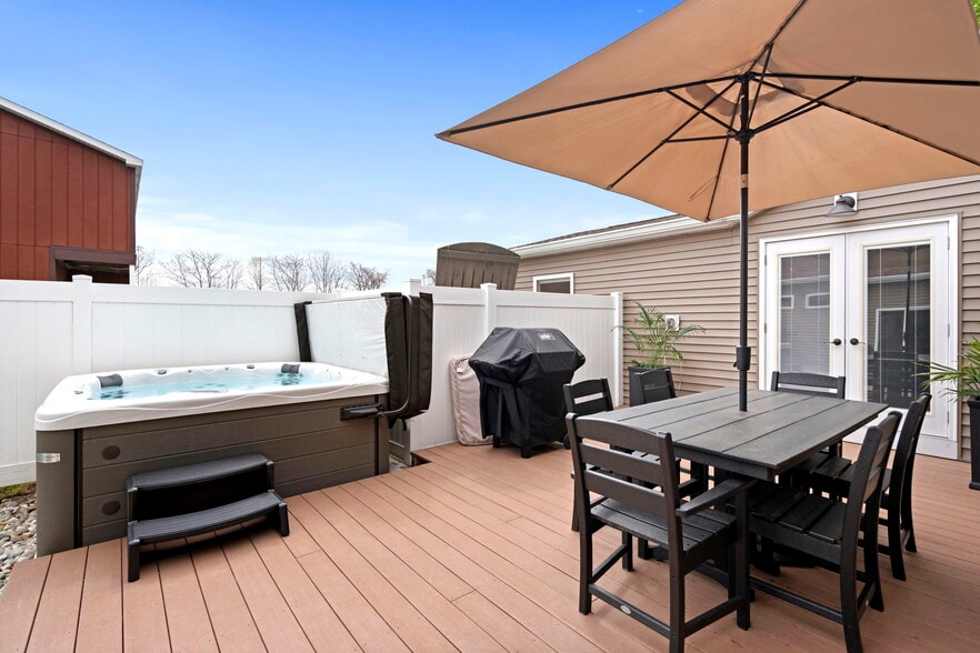 More Photos Of 612 N Lakeshore Dr, Ludington Hotel For Sale