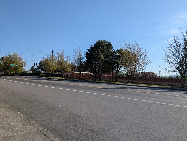 More Photos Of 1461-1493 SE Hogan Rd, Gresham General Retail For Lease