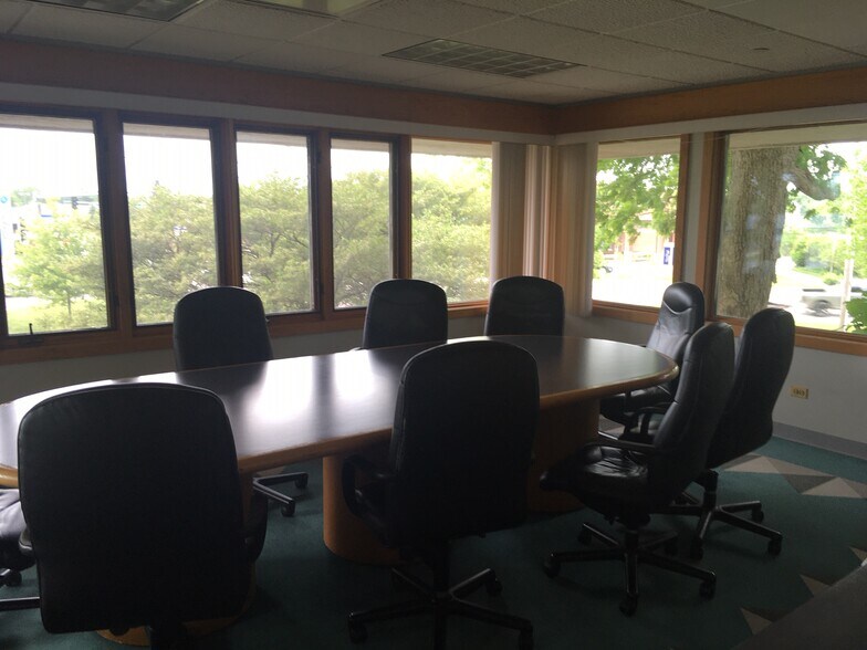 More Photos Of 486 W Liberty St, Wauconda Office For Sale