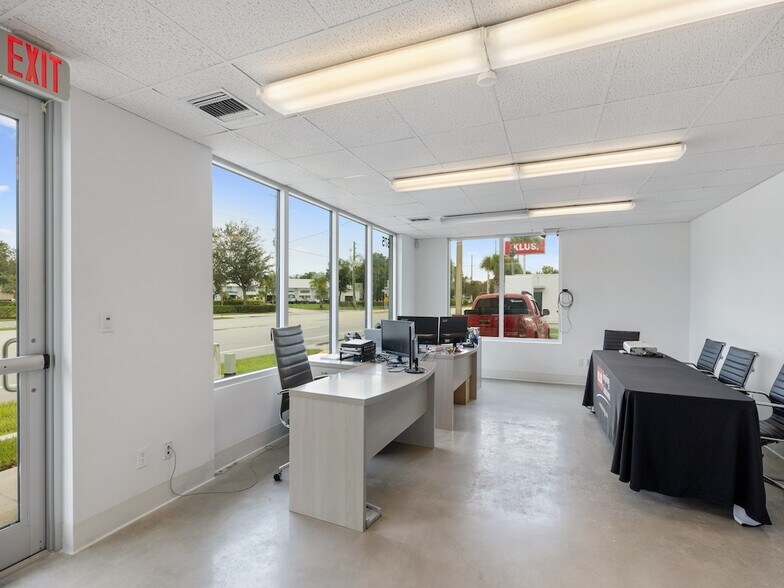 More Photos Of 675 US Highway 1, Vero Beach Warehouse For Lease