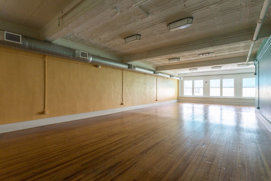 More Photos Of 18 E Broughton St, Savannah Storefront Retail Office For Lease