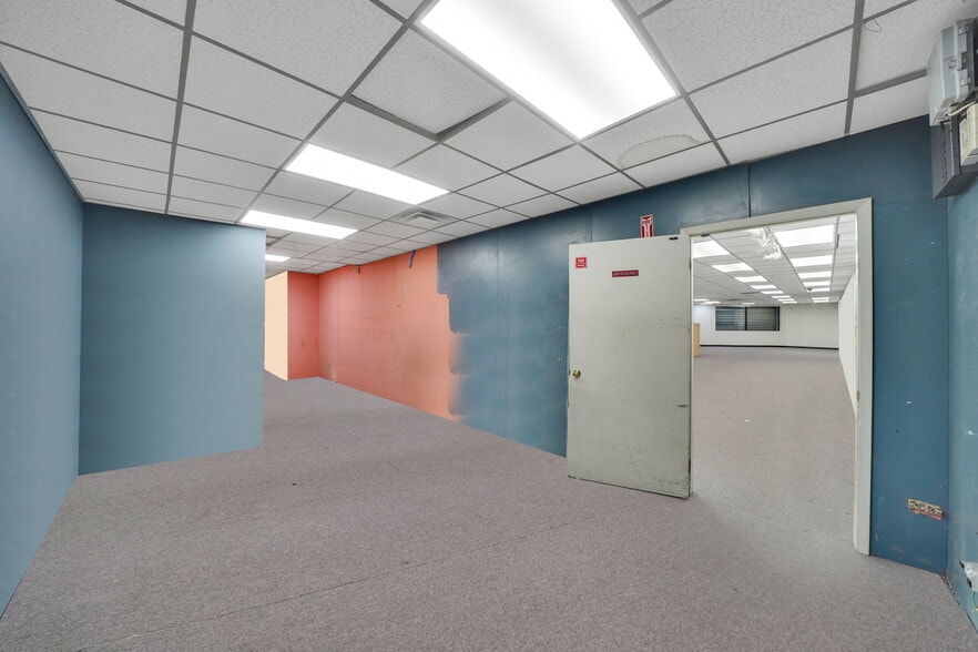 More Photos Of 150 W Sunrise Hwy, Lindenhurst General Retail For Lease
