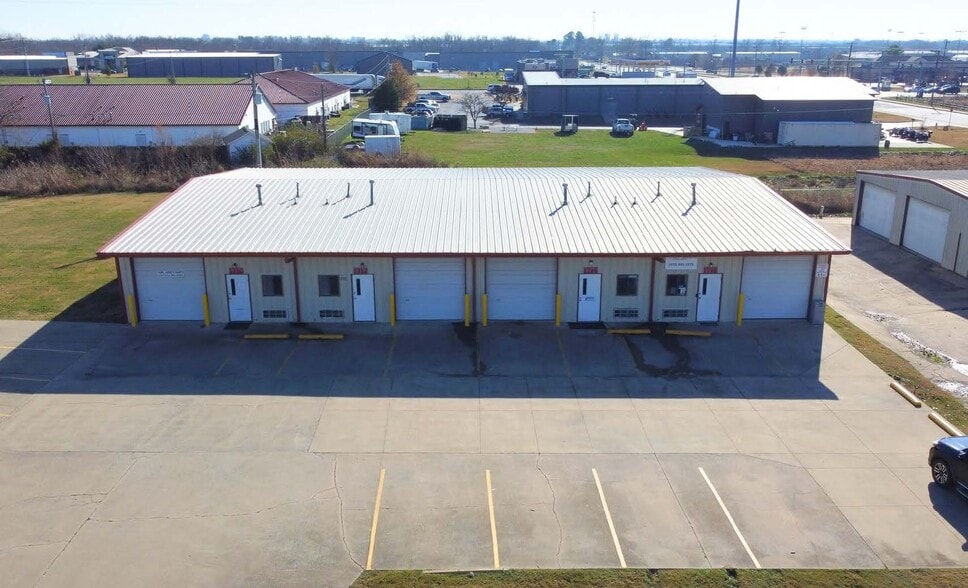 Primary Photo Of 1710-1716 W Acorn Dr, Rogers Warehouse For Lease