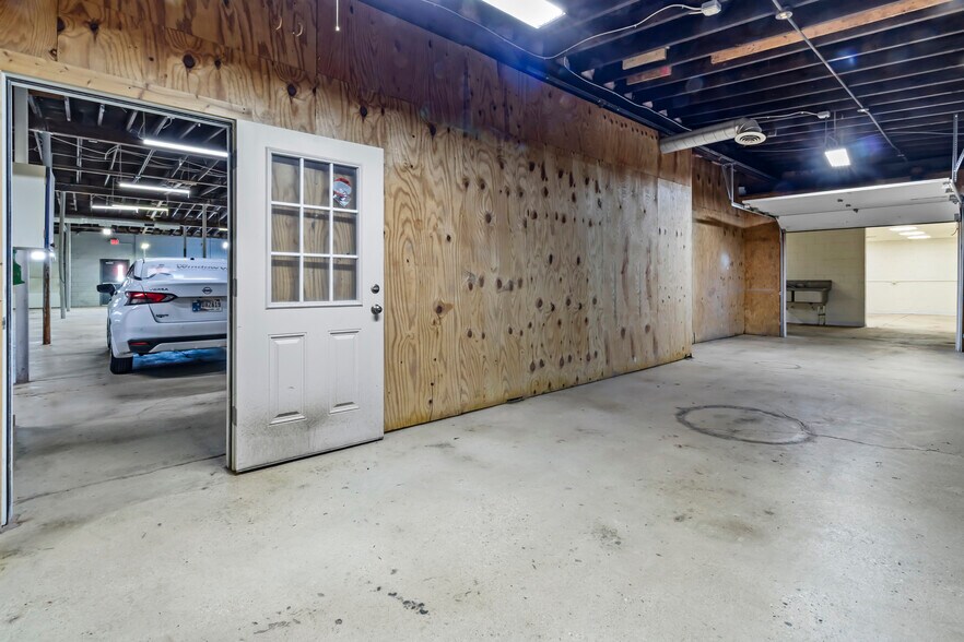 More Photos Of 1417 Commerce Ave, Indianapolis Manufacturing For Lease