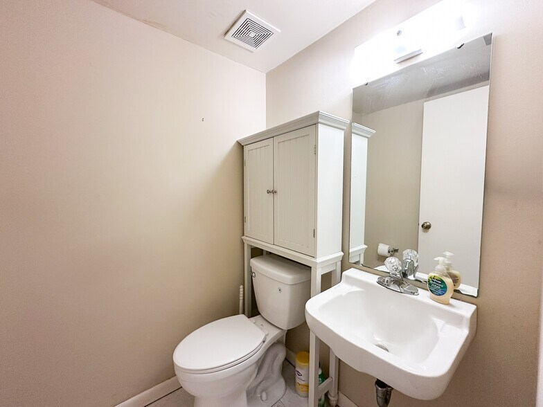 More Photos Of 1979 E Edgewood Dr, Lakeland Office For Lease