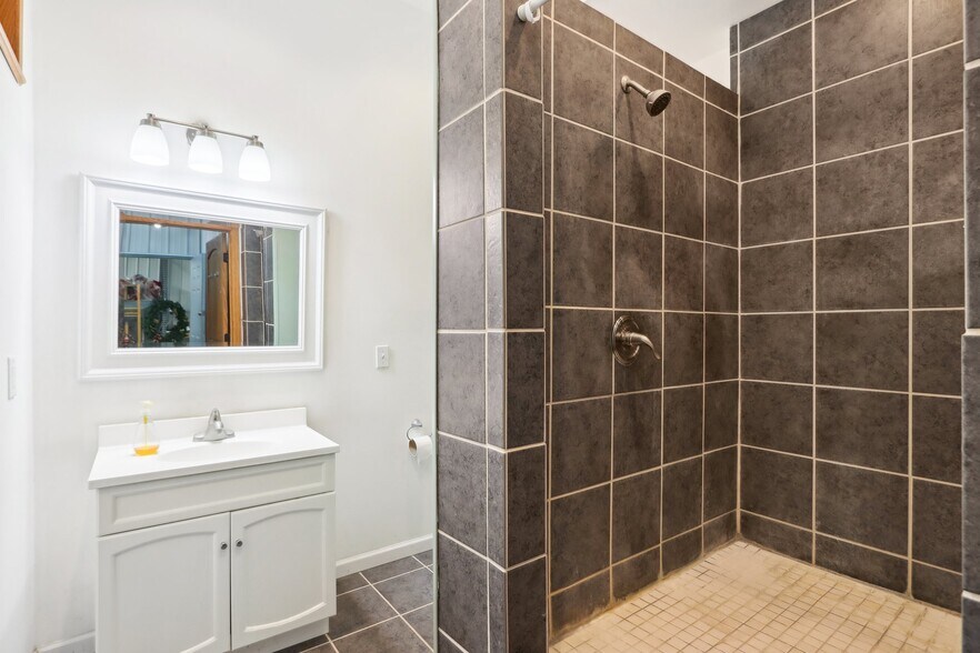 More Photos Of 680 Enterprise Dr, Lake Mills Freestanding For Lease