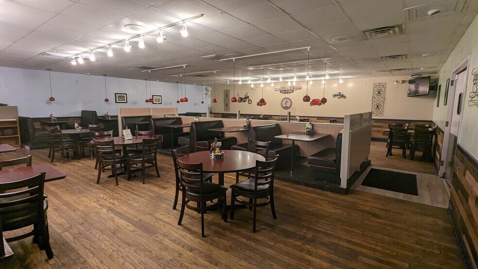 More Photos Of 192 E Main St, Lexington Restaurant For Sale