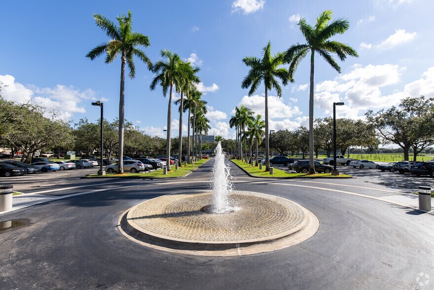 More Photos Of 8100 Oak Ln, Miami Lakes Office For Lease