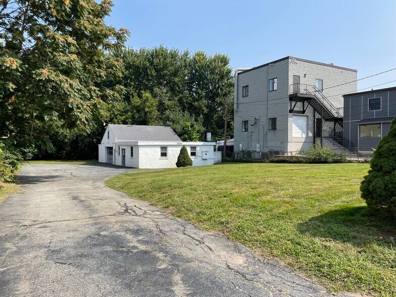 More Photos Of 260 Calvary St, Waltham Light Distribution For Lease