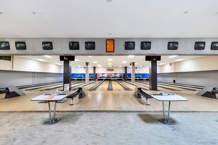 Primary Photo Of 45916-45920 Wellington Ave, Chilliwack Bowling Alley For Sale