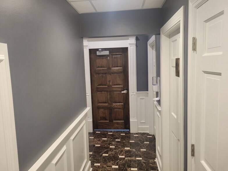 More Photos Of 17 North Rd, Chelmsford Bank For Lease