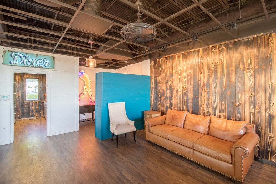 More Photos Of 1000 E 51st St, Austin Unknown For Lease