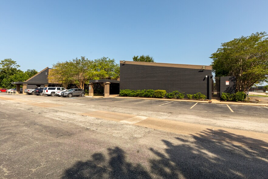 More Photos Of 17215 Red Oak Dr, Houston Medical For Sale