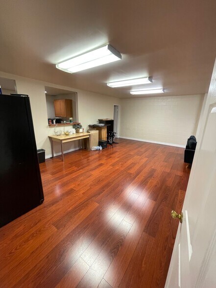 More Photos Of 19410-19420 Business Center Dr, Northridge Warehouse For Lease