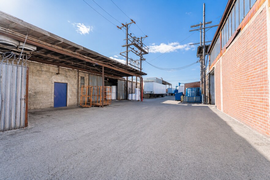 More Photos Of 830 59th St, Los Angeles Manufacturing For Lease