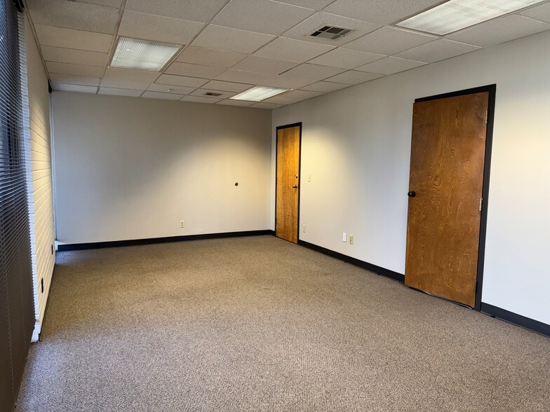 More Photos Of 1703 E Skelly Dr, Tulsa Office For Lease