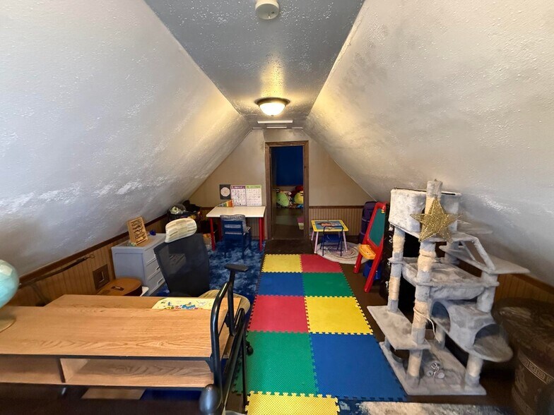 More Photos Of 615 W Benton St, Buffalo Flex For Sale