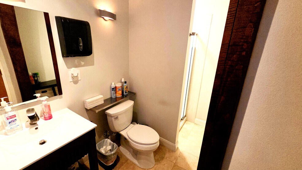 More Photos Of 2808 Douglas St NE, Washington Office For Sale