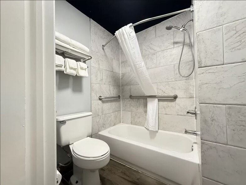 More Photos Of 3925 S Ferdon Blvd, Crestview Hotel For Sale