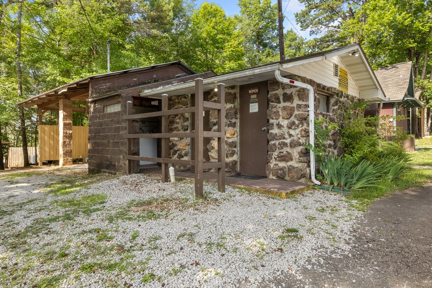 More Photos Of 621 Court St, Jasper Trailer Camper Park For Sale