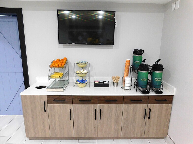 More Photos Of 1823 W Reynolds St, Pontiac Hotel For Sale