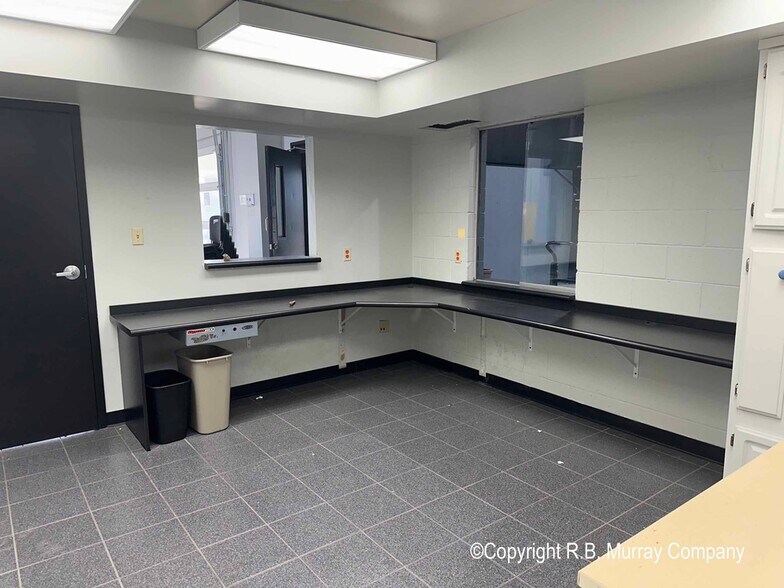 More Photos Of 350 S Ingram Mill Rd, Springfield Showroom For Lease