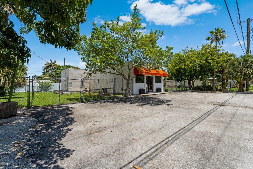 More Photos Of 126 NE 1st Ave, Dania Beach Office For Sale
