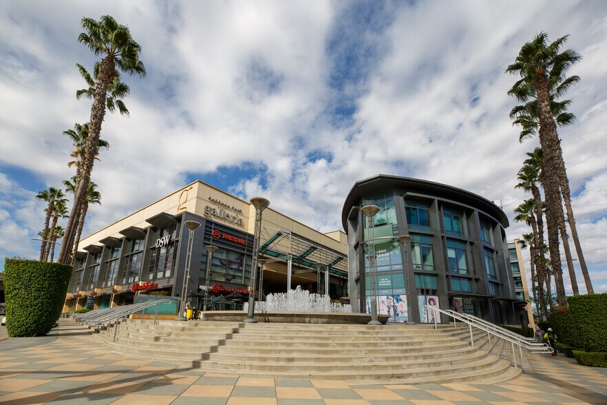 More Photos Of 15301 Ventura Blvd, Sherman Oaks Unknown For Lease