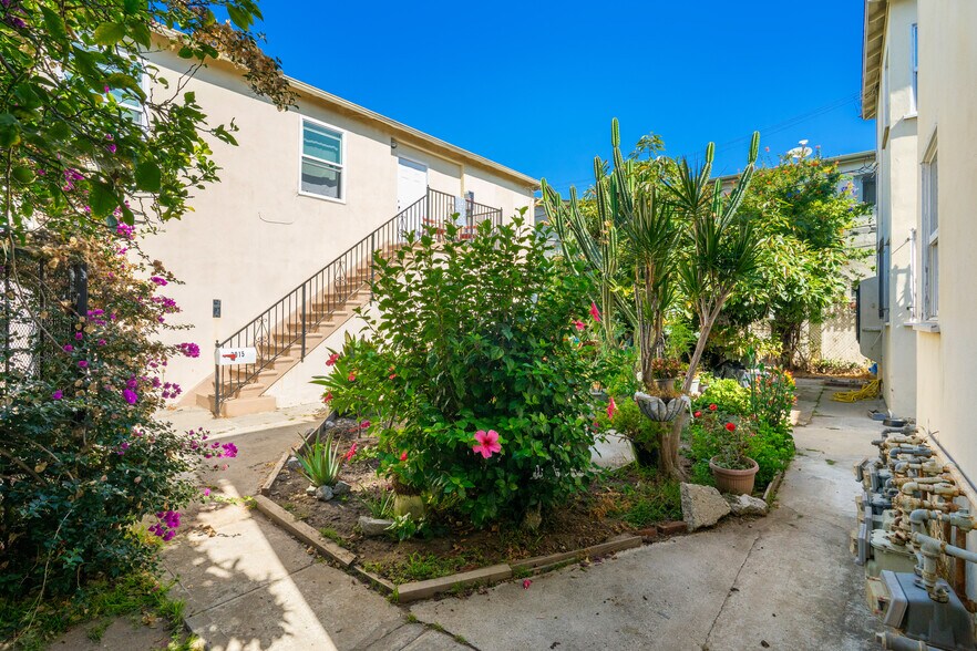 More Photos Of 2011 S Shenandoah St, Los Angeles Apartments For Sale