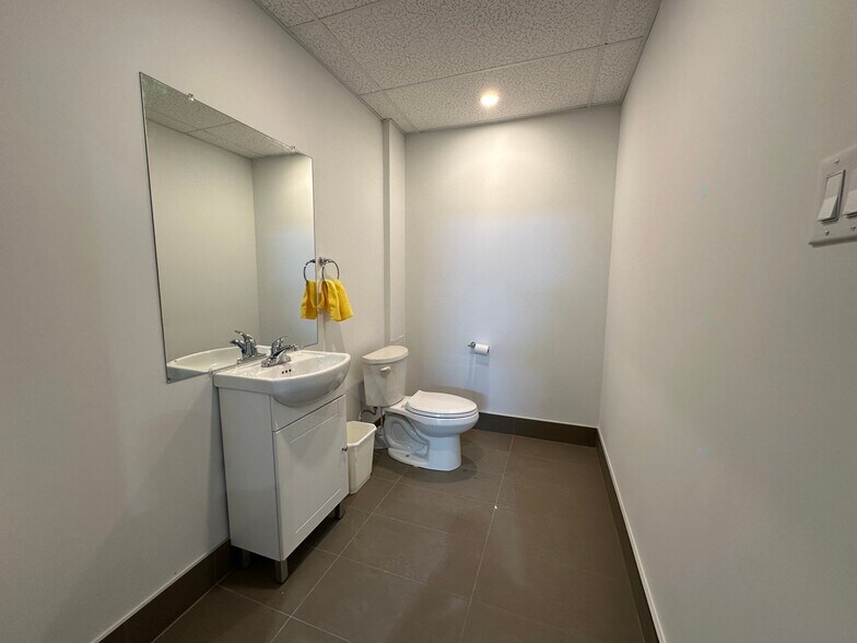 More Photos Of 5539 St Ernest-Cormier, Laval Showroom For Lease