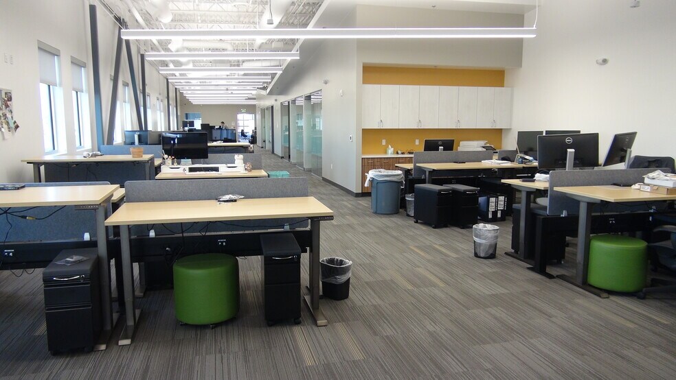 More Photos Of 8156 Interport Blvd, Englewood Airplane Hangar For Lease