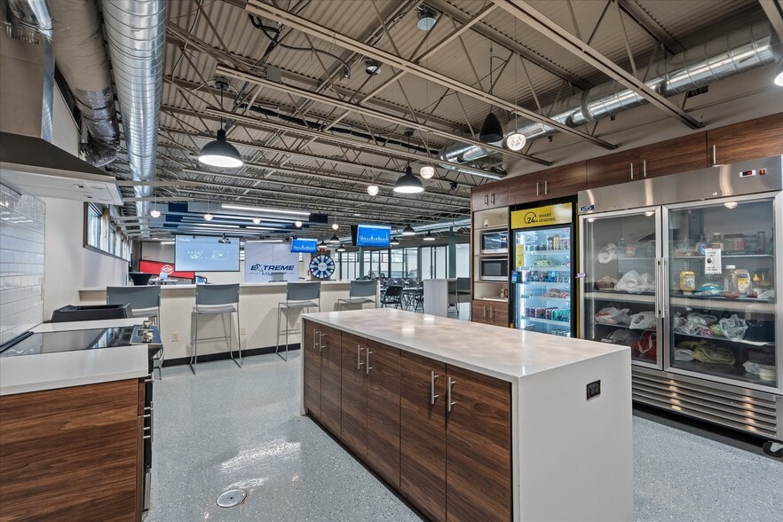 More Photos Of 29444 Northwestern Hwy, Southfield Office For Sale