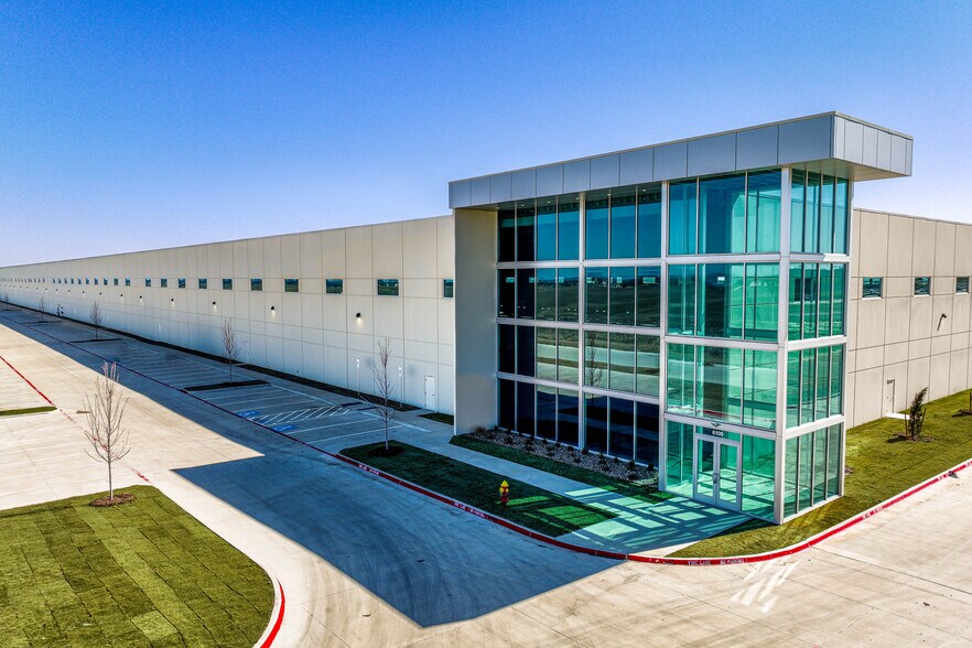 More Photos Of 611 N Stemmons Fwy, Sanger Warehouse For Lease