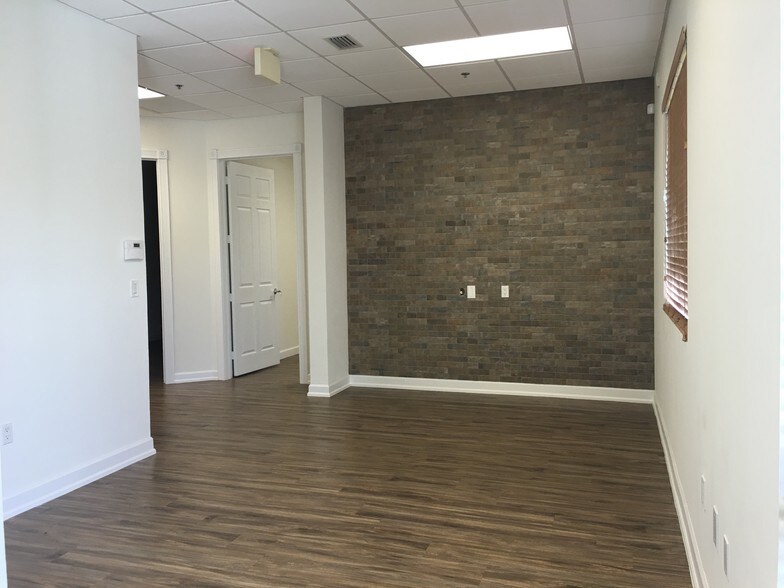 More Photos Of 10385 Ironwood Rd, Palm Beach Gardens Flex For Lease