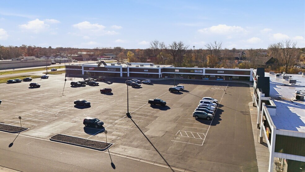 More Photos Of 804-840 S Lake St, Forest Lake General Retail For Lease