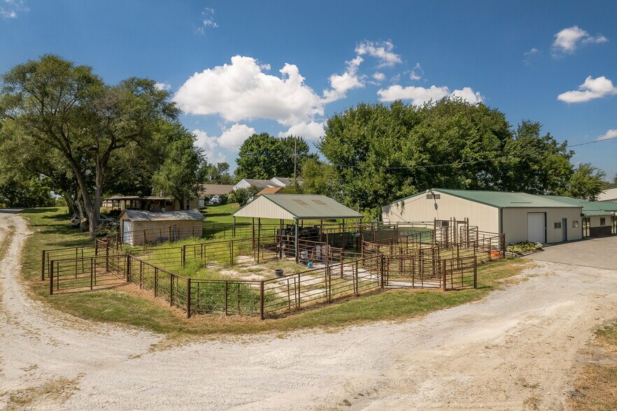 More Photos Of 1302 W US Highway 71, Savannah Industrial For Sale