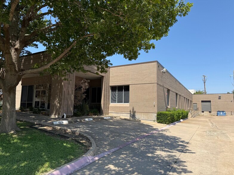 More Photos Of 4393 Sunbelt Dr, Addison Flex For Lease