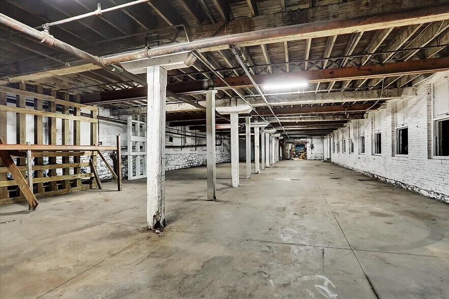 More Photos Of 701 E Hay St, York Warehouse For Lease
