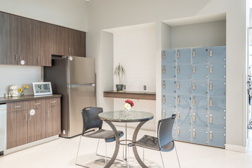 More Photos Of 225 Tomlinson Dr, Starkville Office For Sale